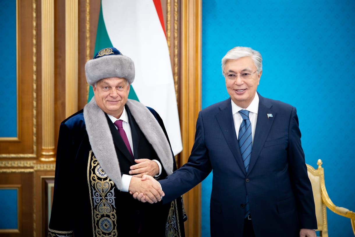 Orbán Viktor népies kazah kucsmában pózolt