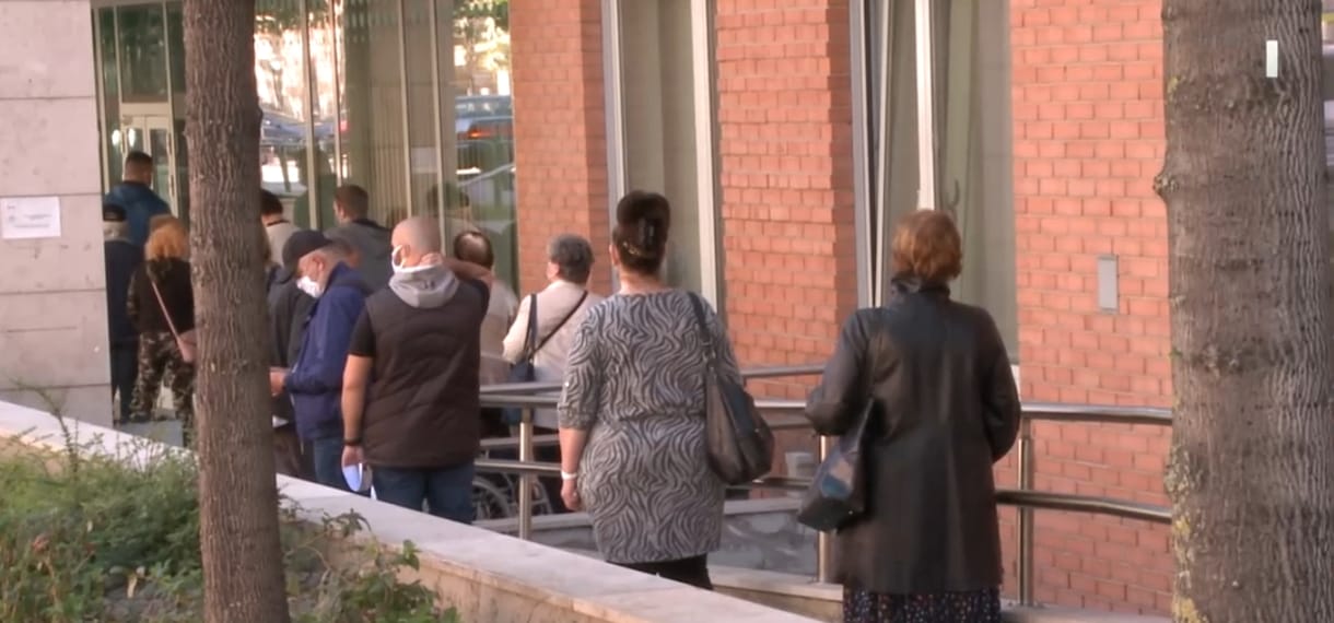 Sokakat hazaküldtek a szakrendelésekről, mert nem volt tesztjük