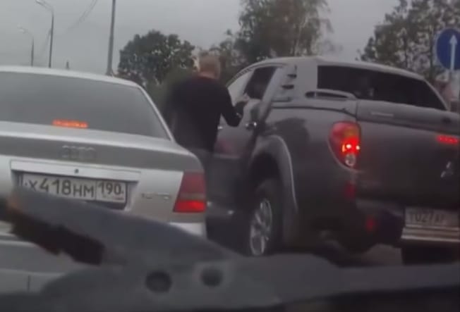 Így jár az, aki nem bír magával, és leáll balhézni az út közepén – videó