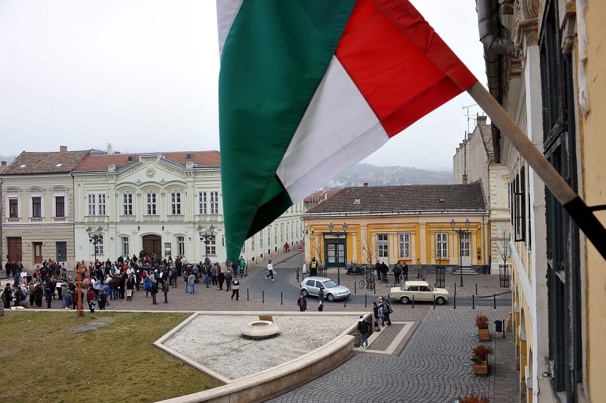 Egész nap tüntettek az esztergomi városházán
