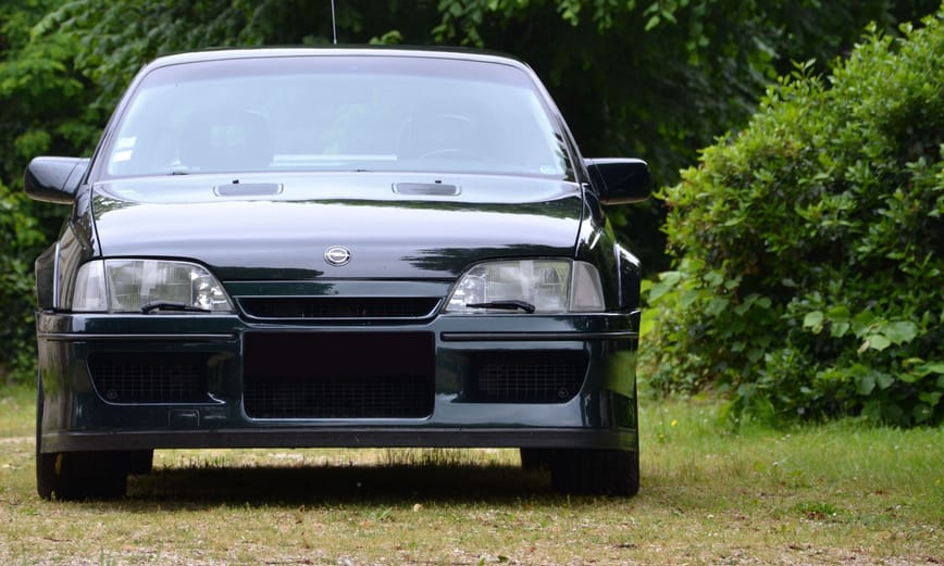 Nem mindennapi lehetőség: új gazdára vár egy Lotus Omega