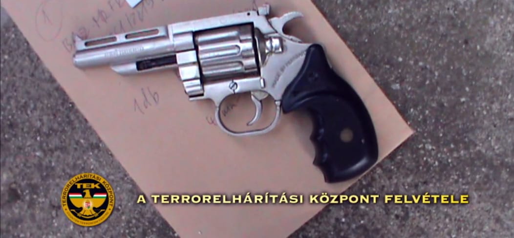 Illegálisan tartott fegyverek miatt csapott le a TEK két helyen is Borsodban