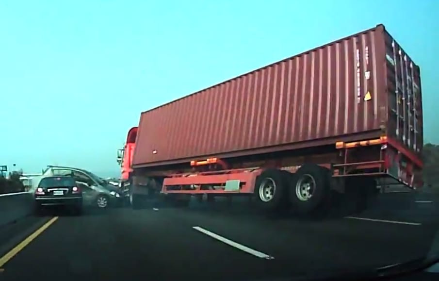 Ez történhet, ha valaki nem figyel egy autópályán - videó