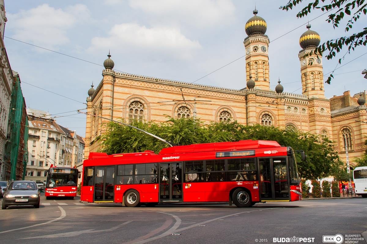 Lent maradt a kisbaba, mert becsukta az anyja előtt a troli ajtaját a sofőr