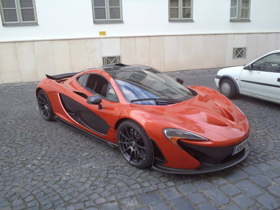 Fotó: egy McLaren P1-es a székesfehérvári macskakövön