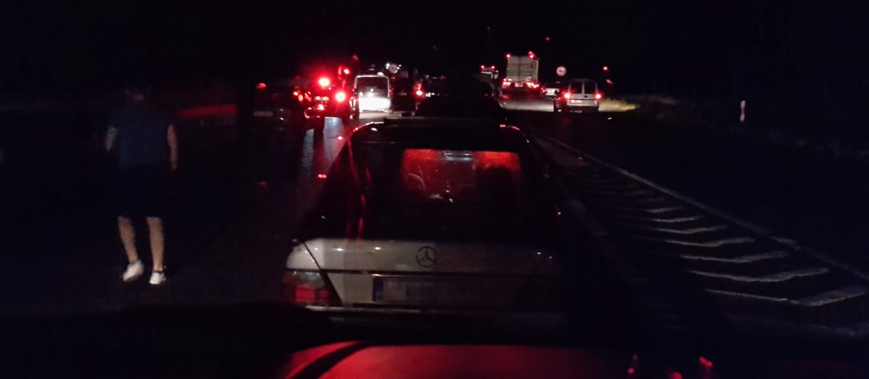Méhszállító karambolja miatt állt be az M1-es