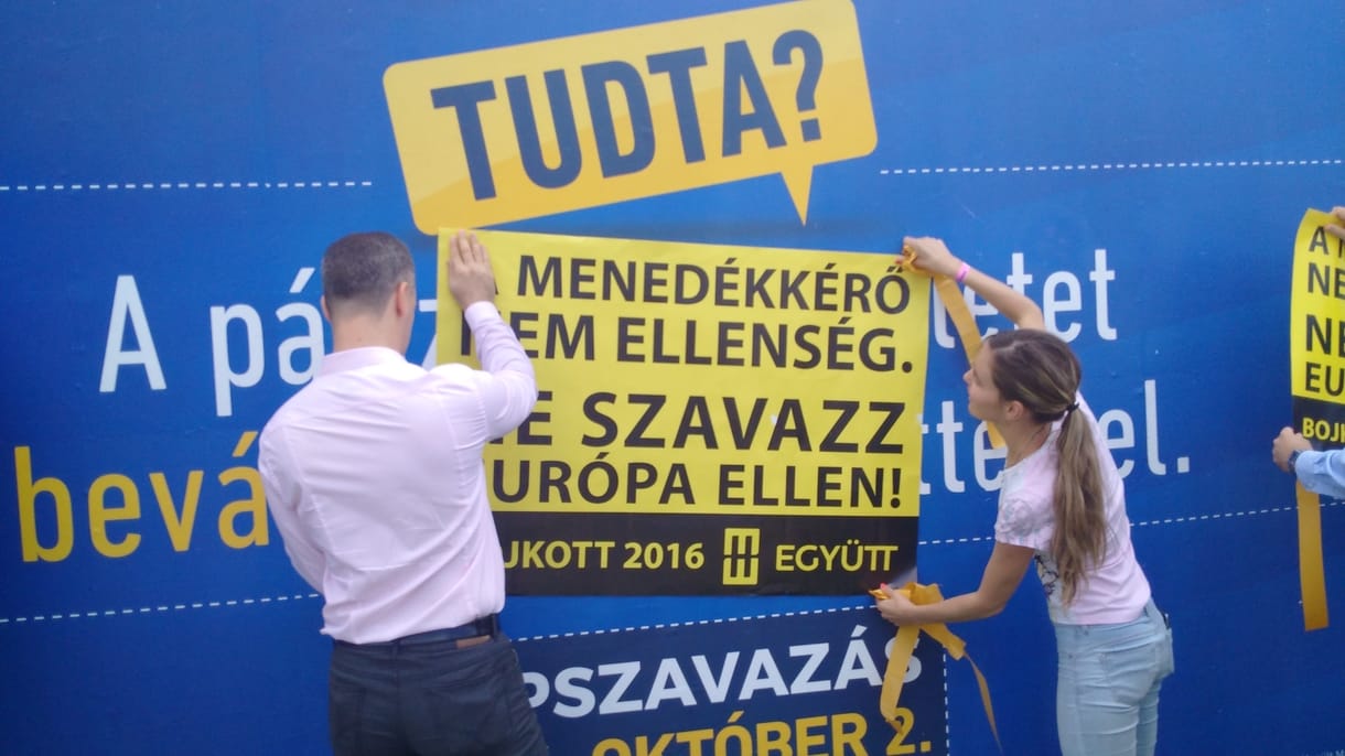 Fotók: Átragasztotta a kormány plakátjait az Együtt