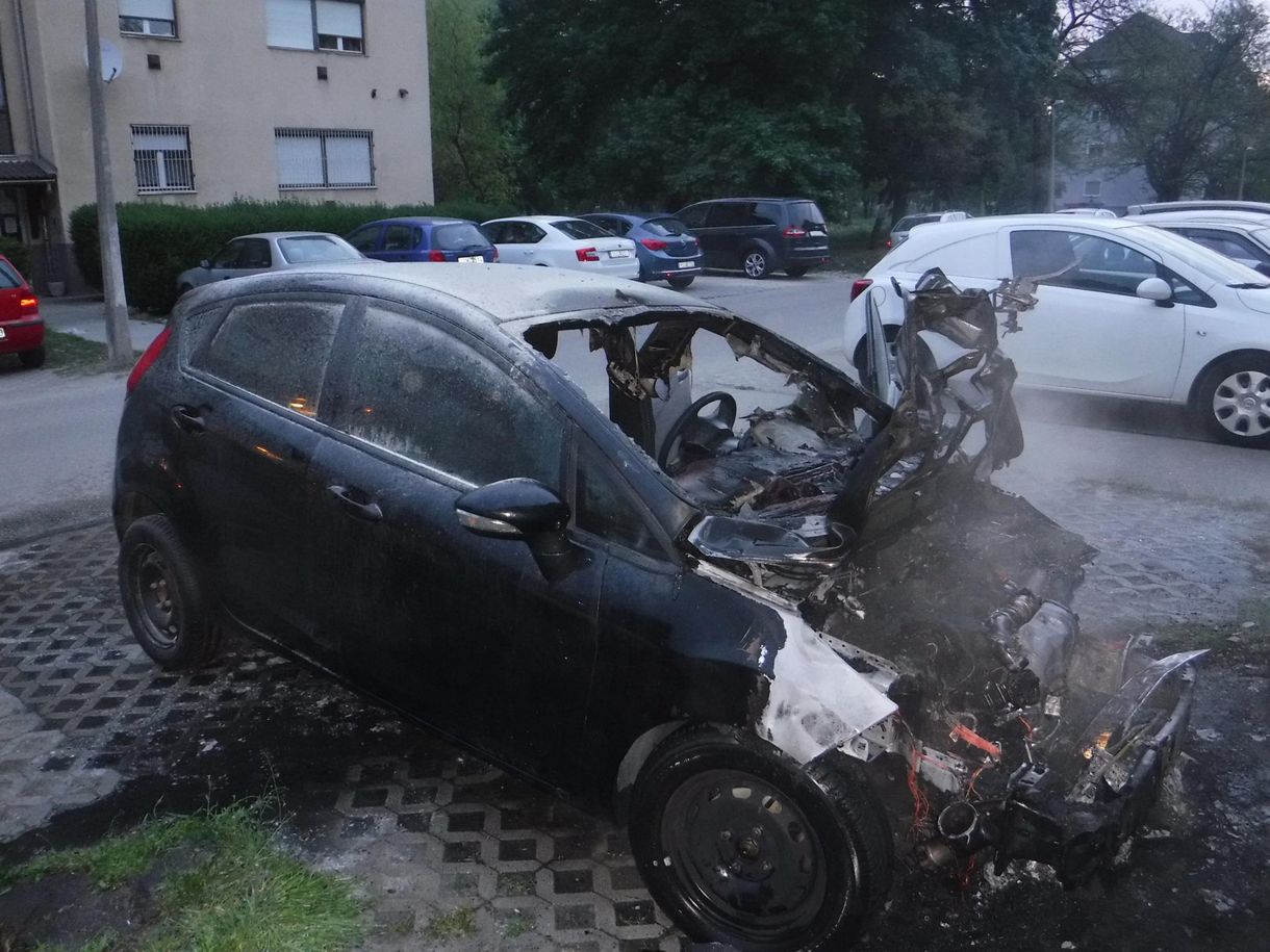 Fotó: Parkolóban égett le egy autó Tökölön