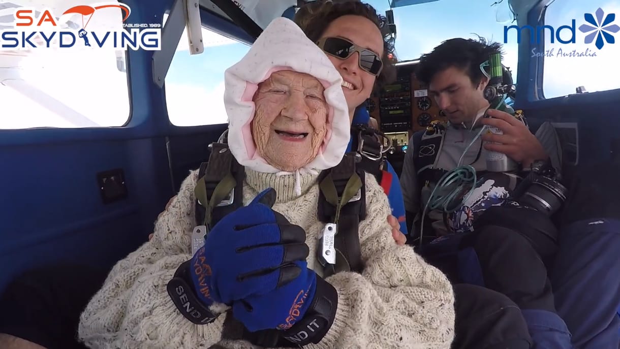 102 évesen is kiugrott egy repülőből a világ legidősebb ejtőernyőse – videó