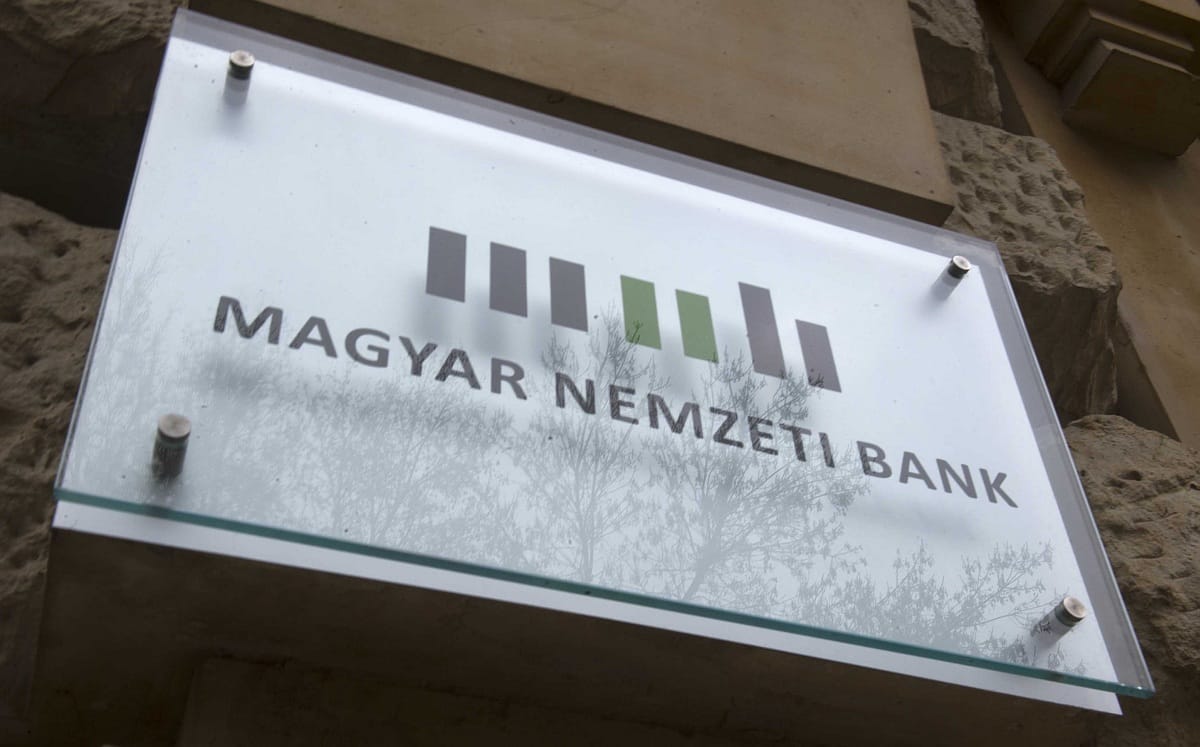 Matolcsy ceruzája vastagon foghatott