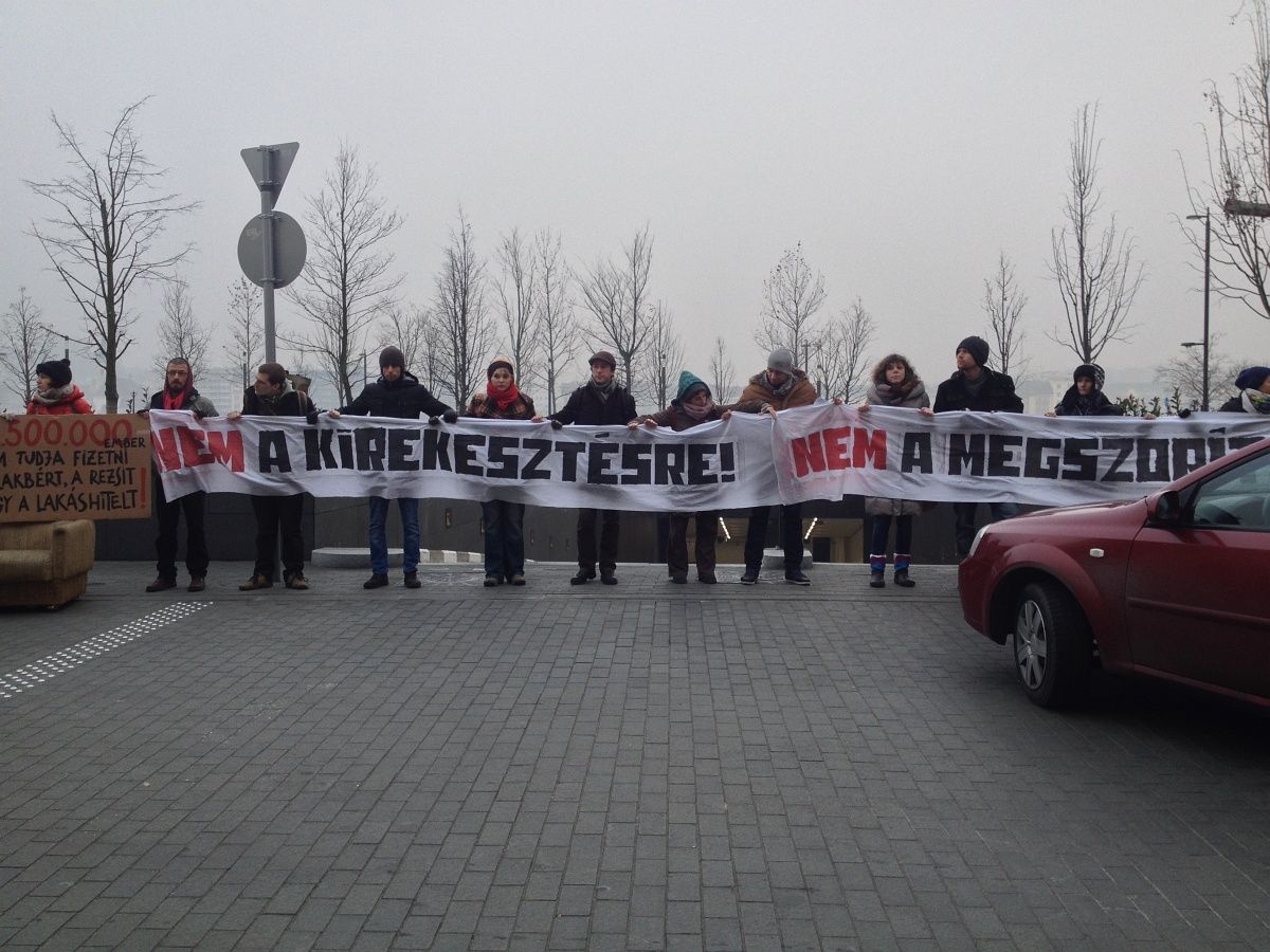 Rendőrök cipelték odébb a parlamenti garázst blokkoló tüntetőket