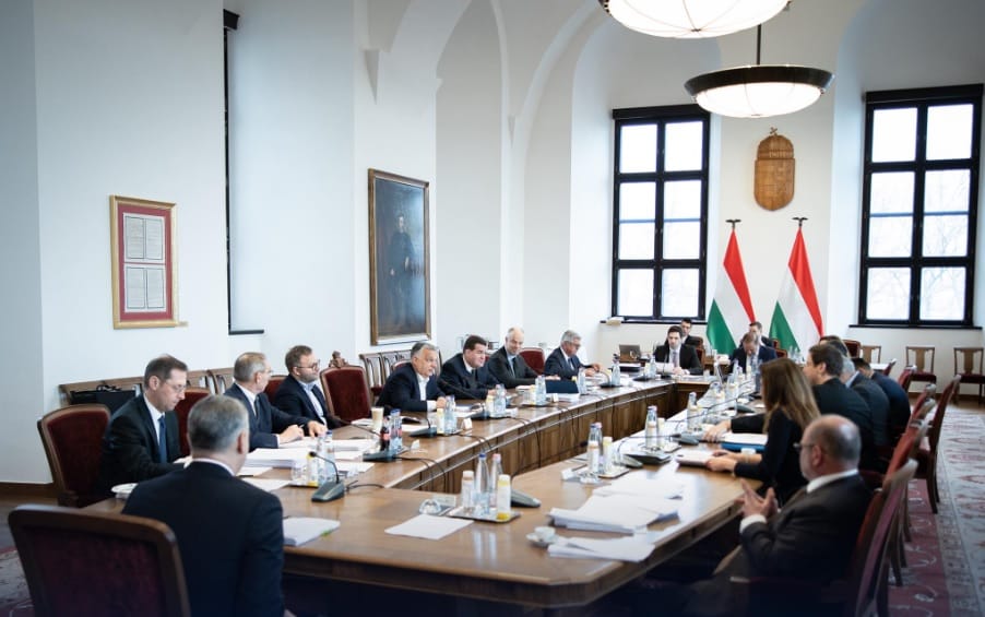 Maratoni, ottalvós kormányülést tart a NATO-csúcsról hazatérő Orbán