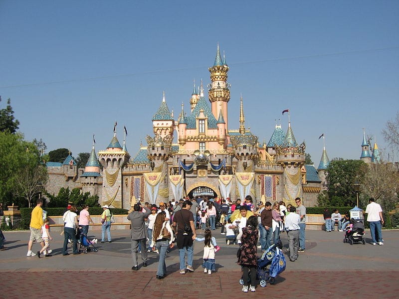 Berúghatnak a boldogtalan szülők Disneylandben