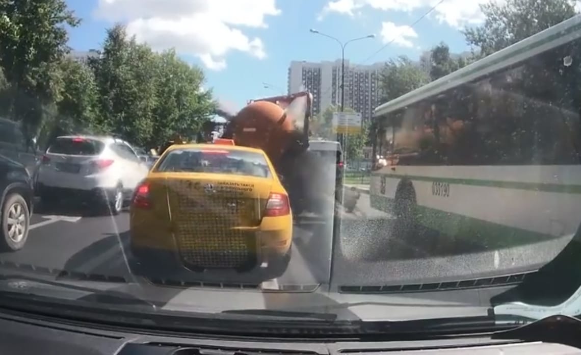 Az autós orra előtt robbant fel a szippantós autó teli tartálya – videó