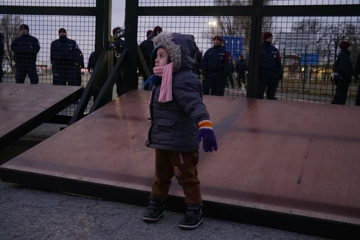 Több száz menekült vonult a kelebiai határhoz, hogy átjussanak