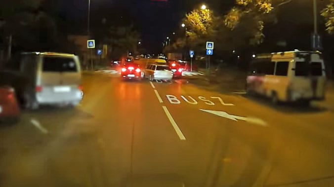 Ez a budapesti autós jó esélyekkel indulhatna egy türelmetlenségi versenyen – videó