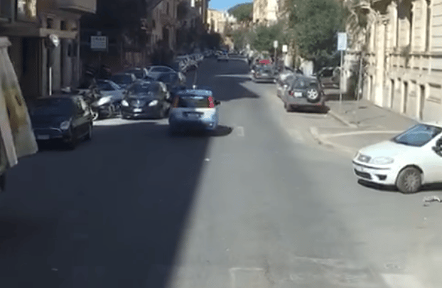 Mint egy csendőrvígjáték, ahogy az olaszok felvezetnek egy VIP-buszt – videó