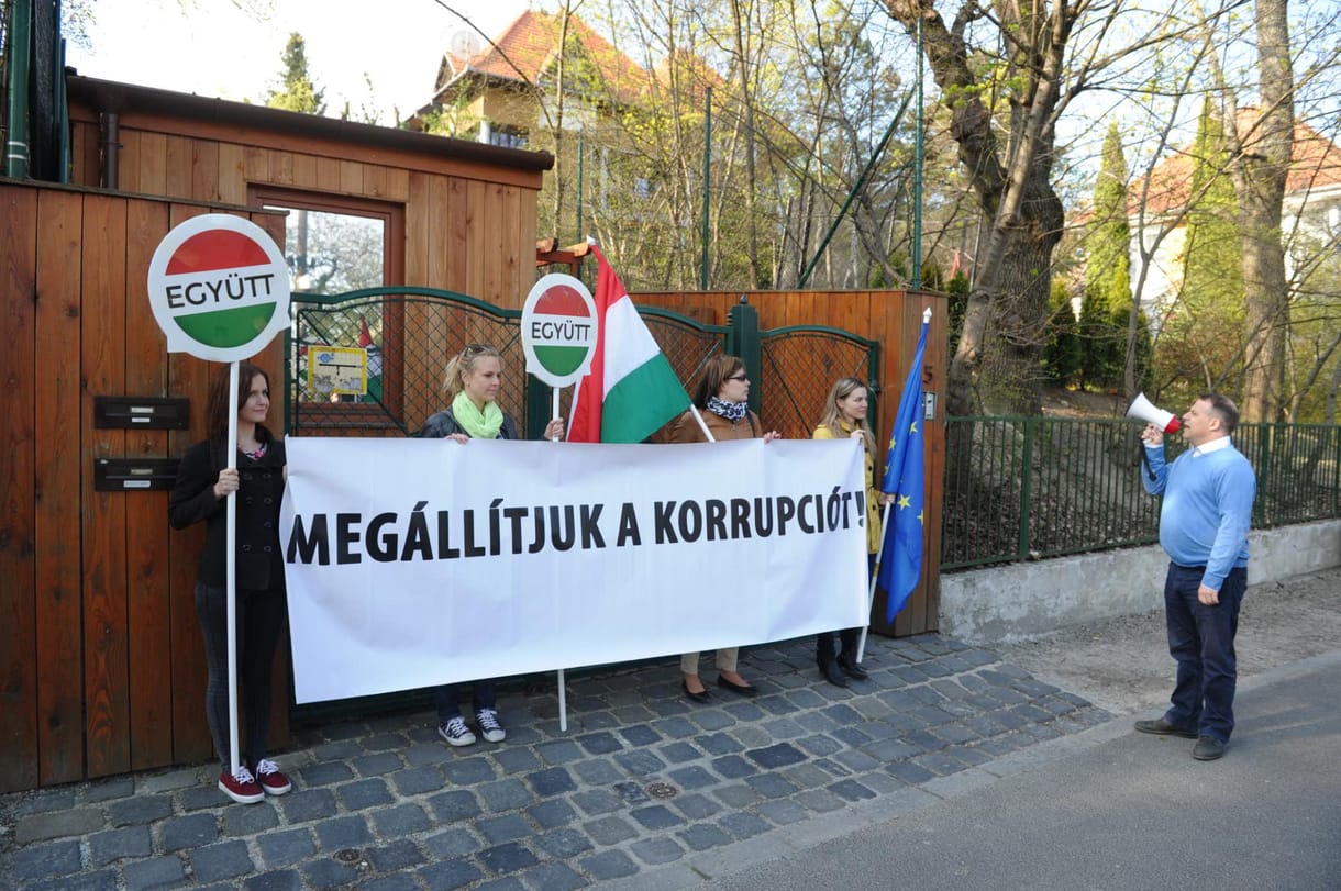 Az Együttel indult a reggel Orbán házánál – fotók