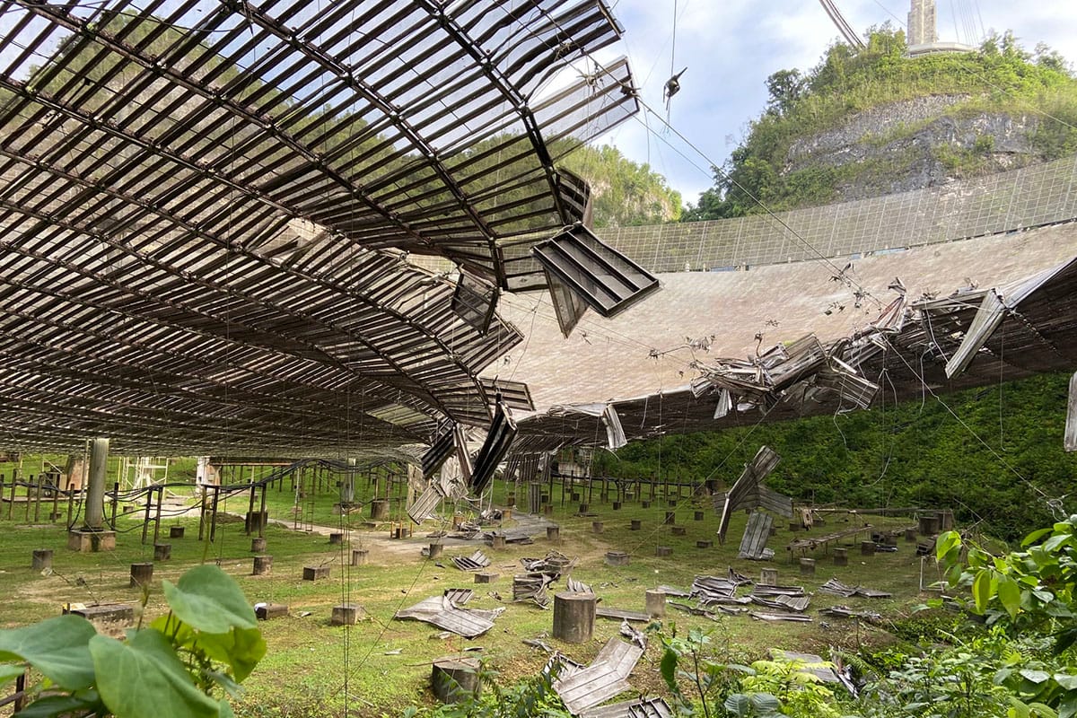 Milliárdokba kerül eltakarítani a 900 tonnás Arecibo rádióteleszkóp romjait