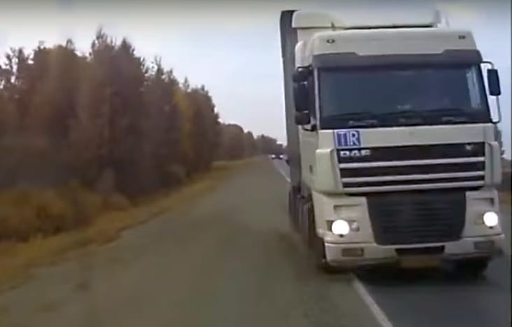 20 centiméteren múlt a frontális karambol - videó