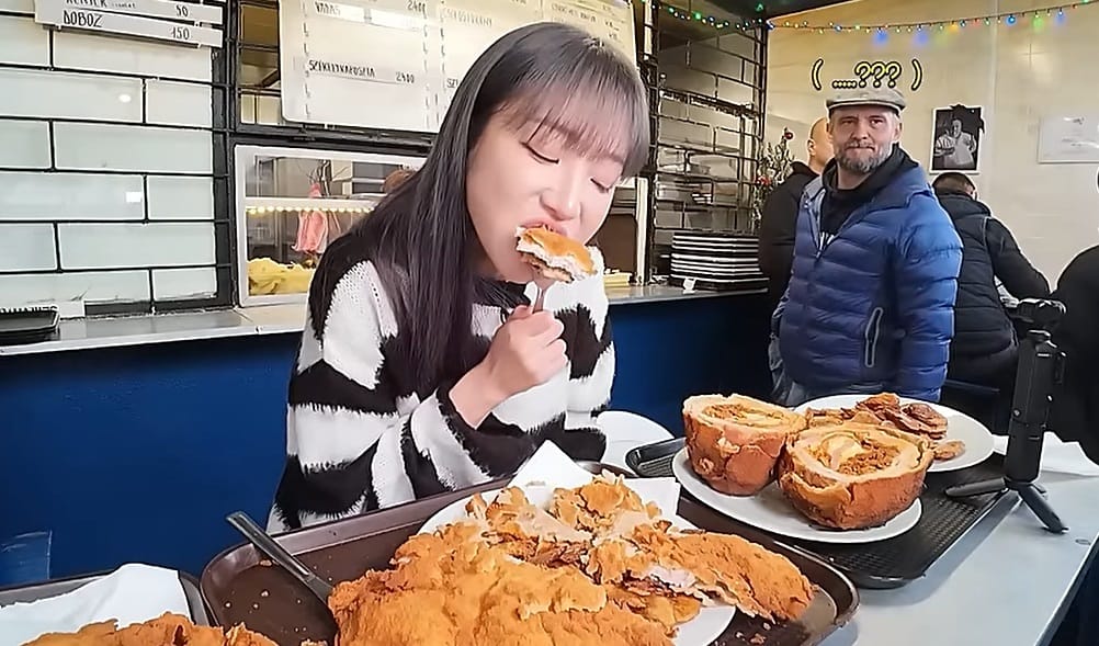 Elképesztő nagy zabálást mutatott be Budapesten a koreai influenszer