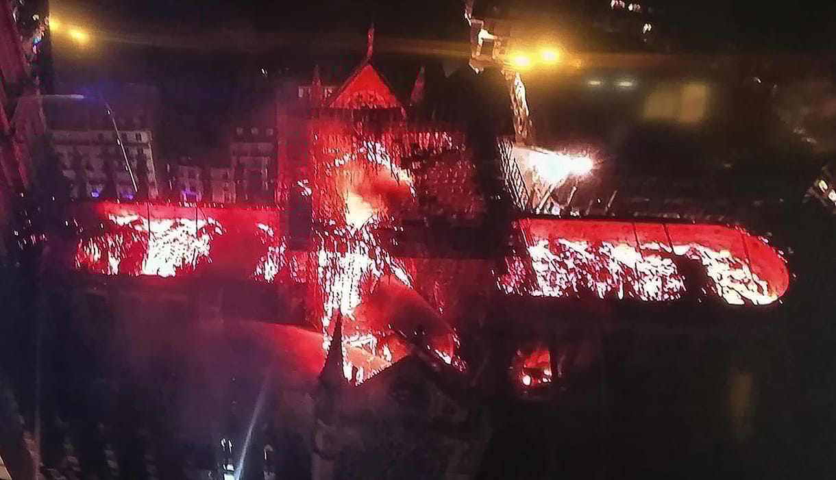 Két drón is besegített a Notre-Dame oltásába