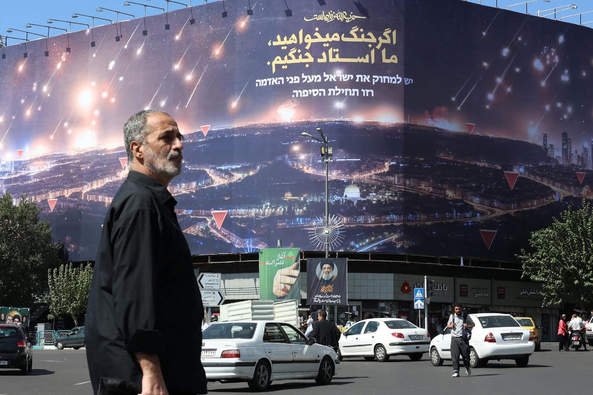 Irán fenyegetőzve készül a várható izraeli ellencsapásra, de közben inog a rezsim