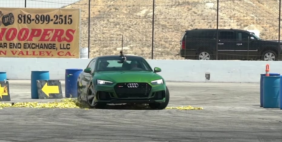 A nap videója: több száz banánhéjon drifteltek az Audi RS5-tel, de mennyire csúszik meg az autó?