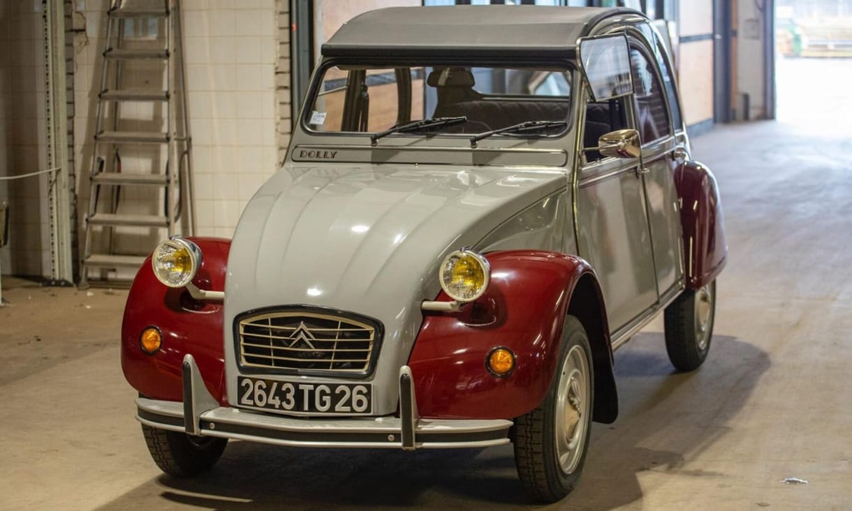 Horror összeget kérnek ezért a régi, mégis vadonatúj Citroën Kacsáért