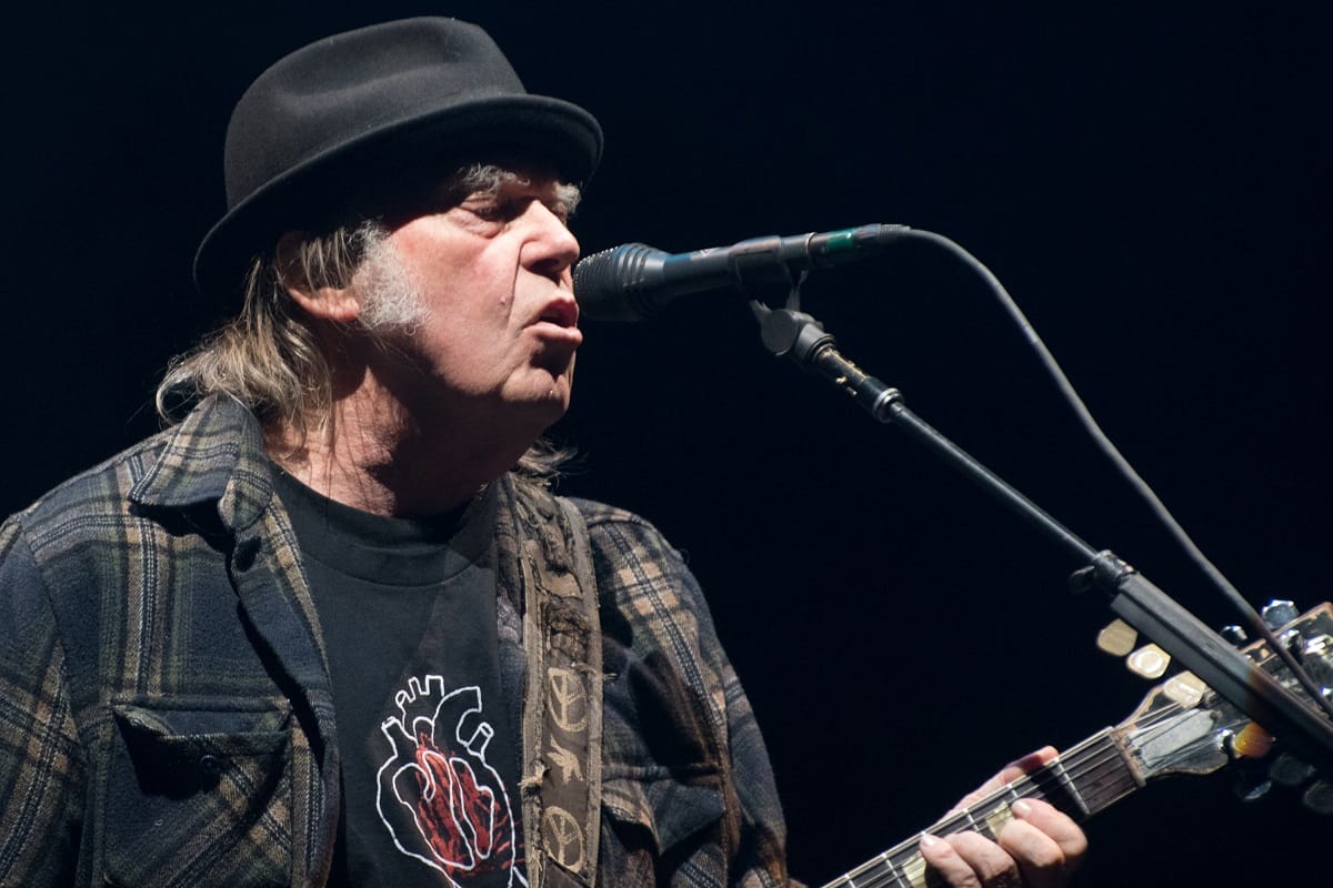 Neil Young eladta a dalai után járó jogdíjak felét egy befektetési alapnak