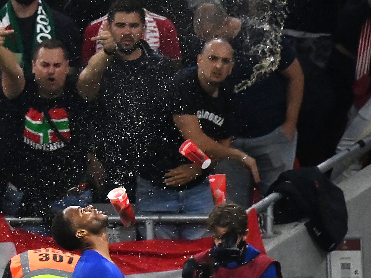 Az elsőfokú ítélet szerint 5 évig nem járhat sporteseményre a szurkoló, aki repohárral dobta meg Raheem Sterlinget Budapesten