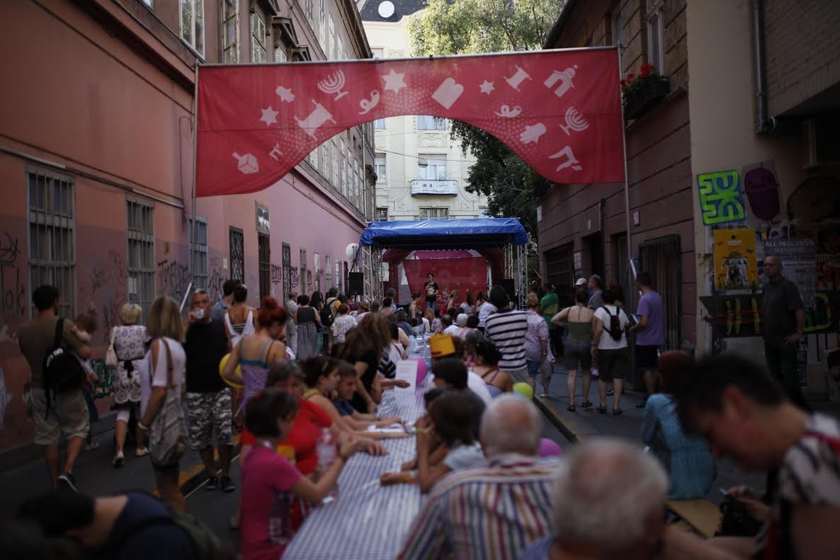Nagykövetek főznek a Kazinczy utca kellős közepén