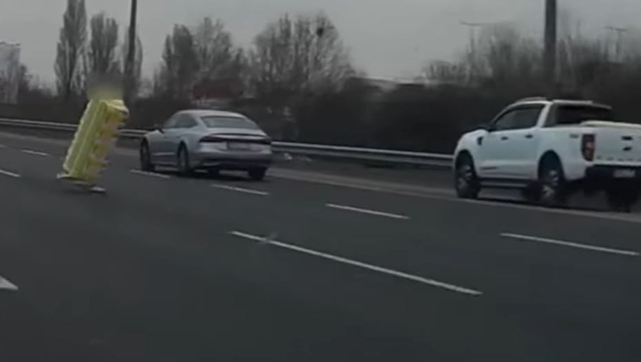 Az M1-M7-es bevezető szakaszán rohangált egy autós a rakományáért – videó