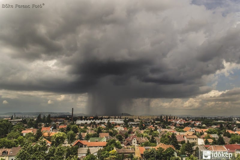 Itt a vihar – 20 méteres fa dőlt a Hungária körútra