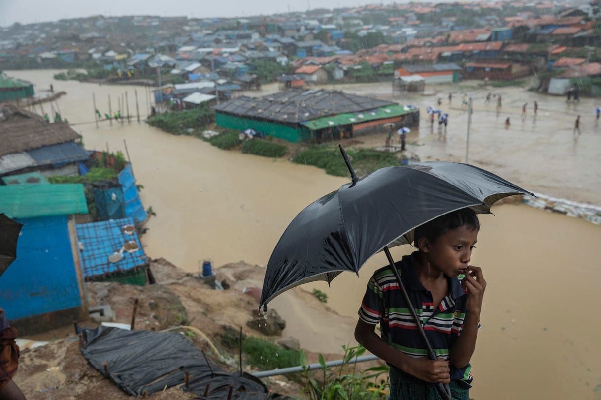 Halottak, földcsuszamlás – a monszun letarolta a bangladesi rohingya menekülttáborokat