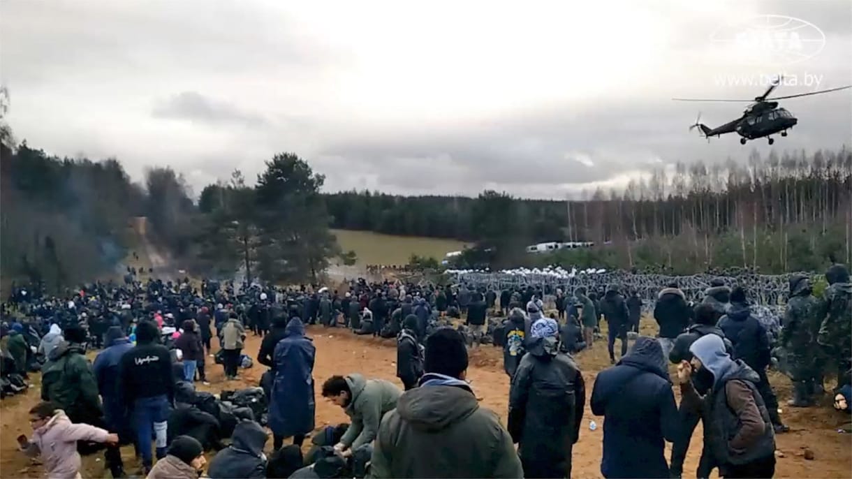 Fehérorosz fegyveresek lökdösik át a menekülteket Lengyelországba – videó