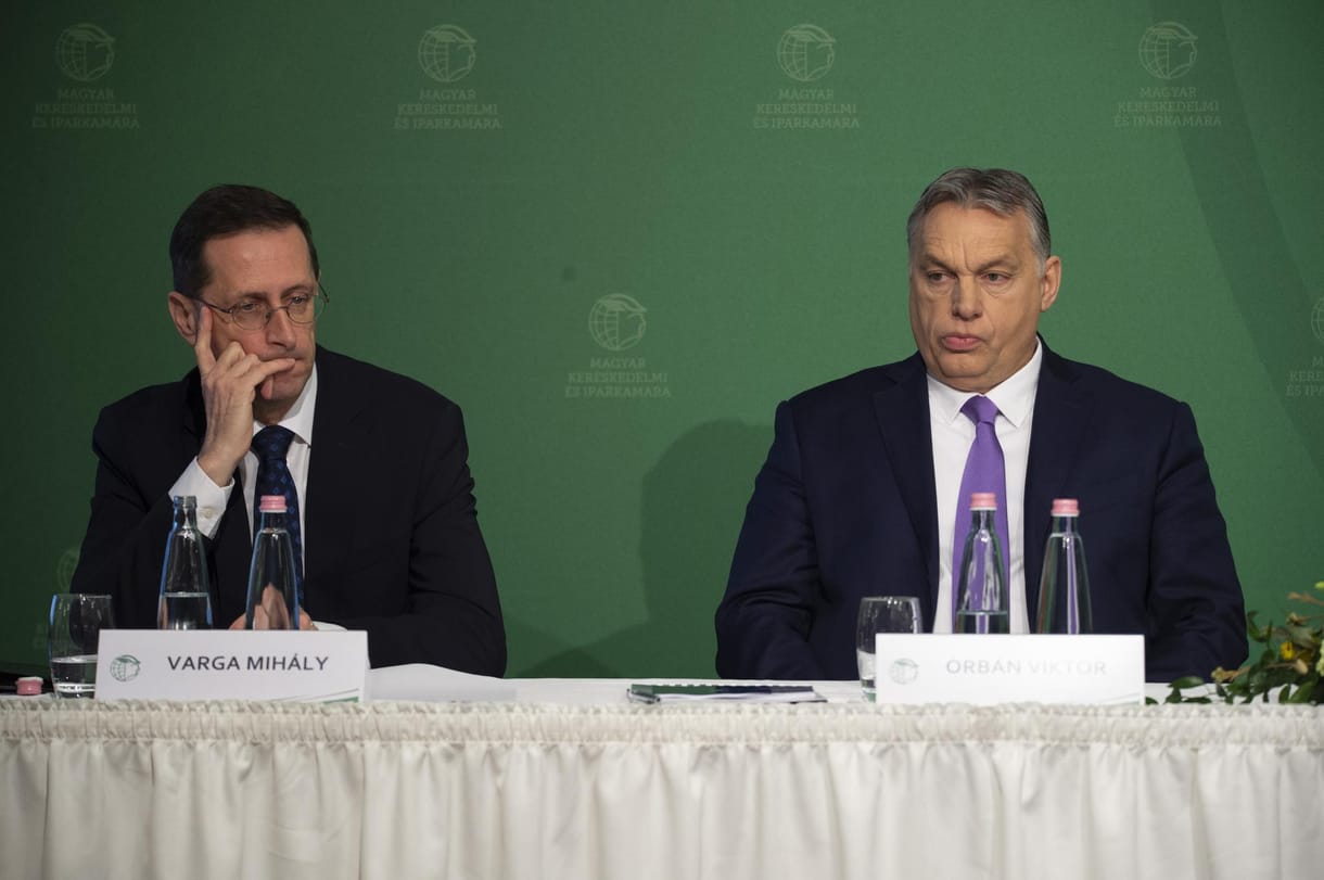 Pénzügyminisztérium: A kormány 1200 milliárd forintot szórt ki év végén, óriási lett a hiány