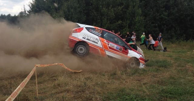 Nézőt gázolt a pályáról lesodródott ralis Ford - videó