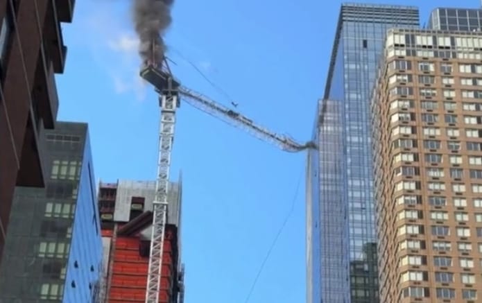 Tizenegyen megsérültek, miután kigyulladt és az utcára omlott egy daru New Yorkban - videó