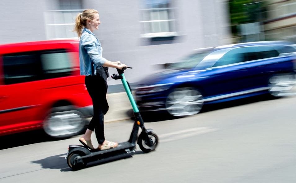 Tizenhat éves kortól lehetne csak elektromos rollerezni