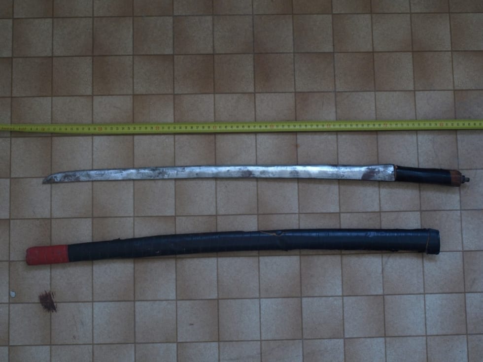 Karddal-téglával estek egymásnak Fegyverneken