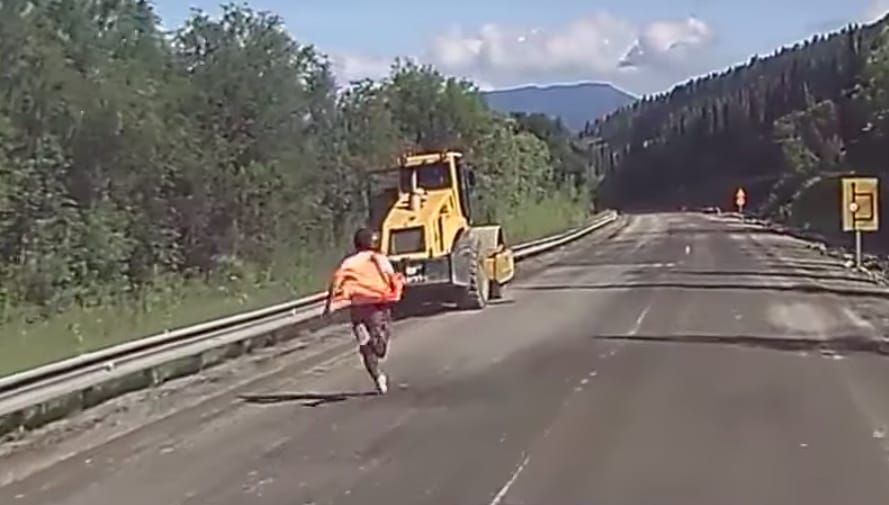 Az úthengeren is be kell húzni a kéziféket, különben ez történik – videó