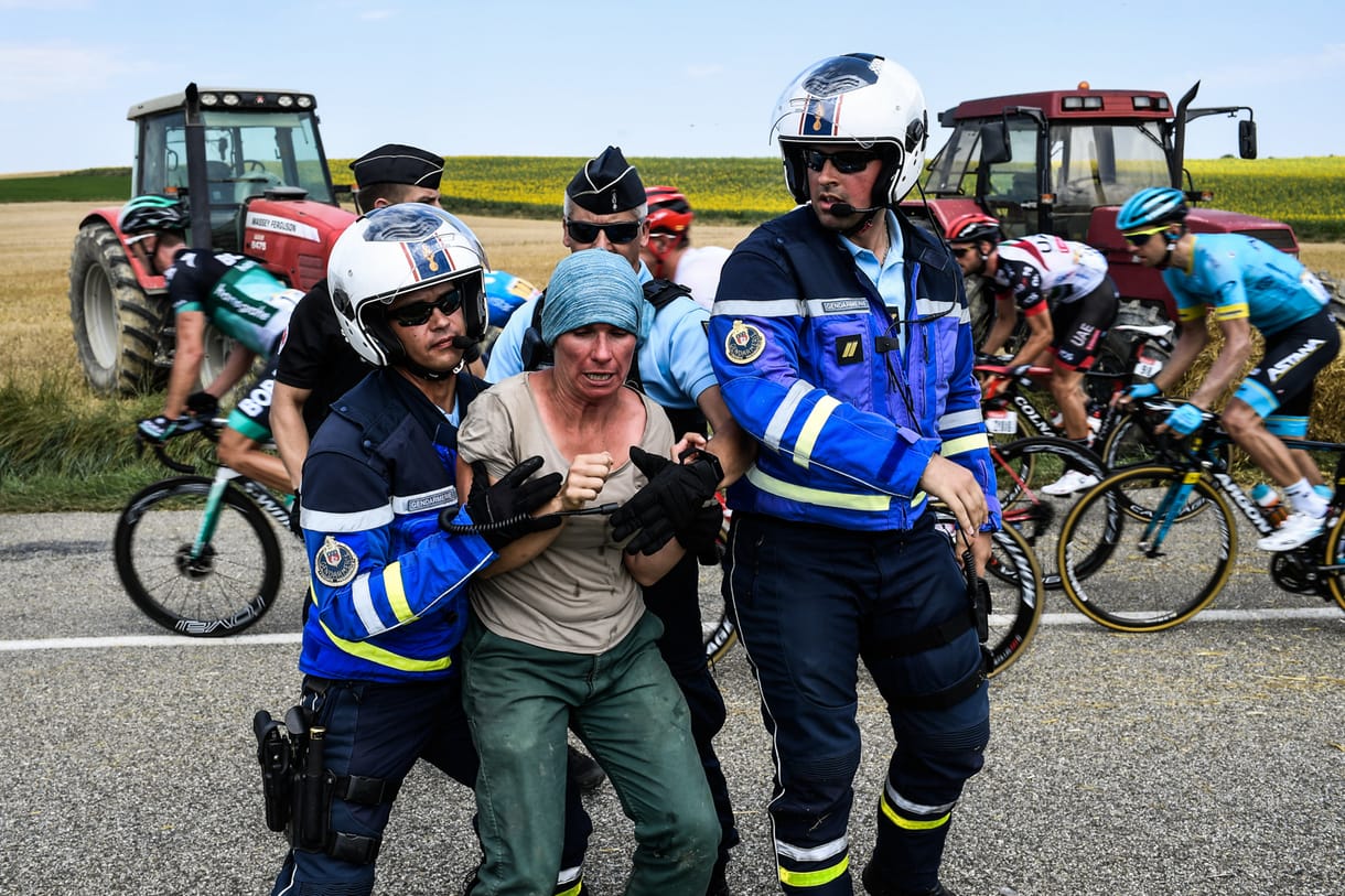 Helyi gazdák tüntetése miatt le kellett állítani a Tour de France-t