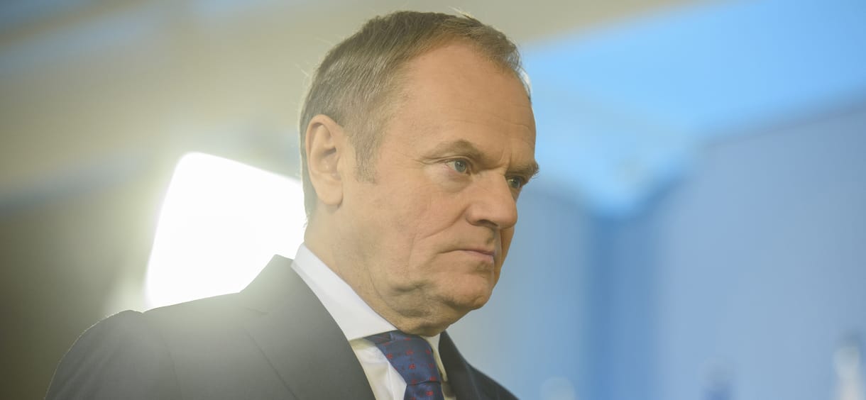 Donald Tusk: Az orosz titkosszolgálat áll a varsói pláza felgyújtása mögött