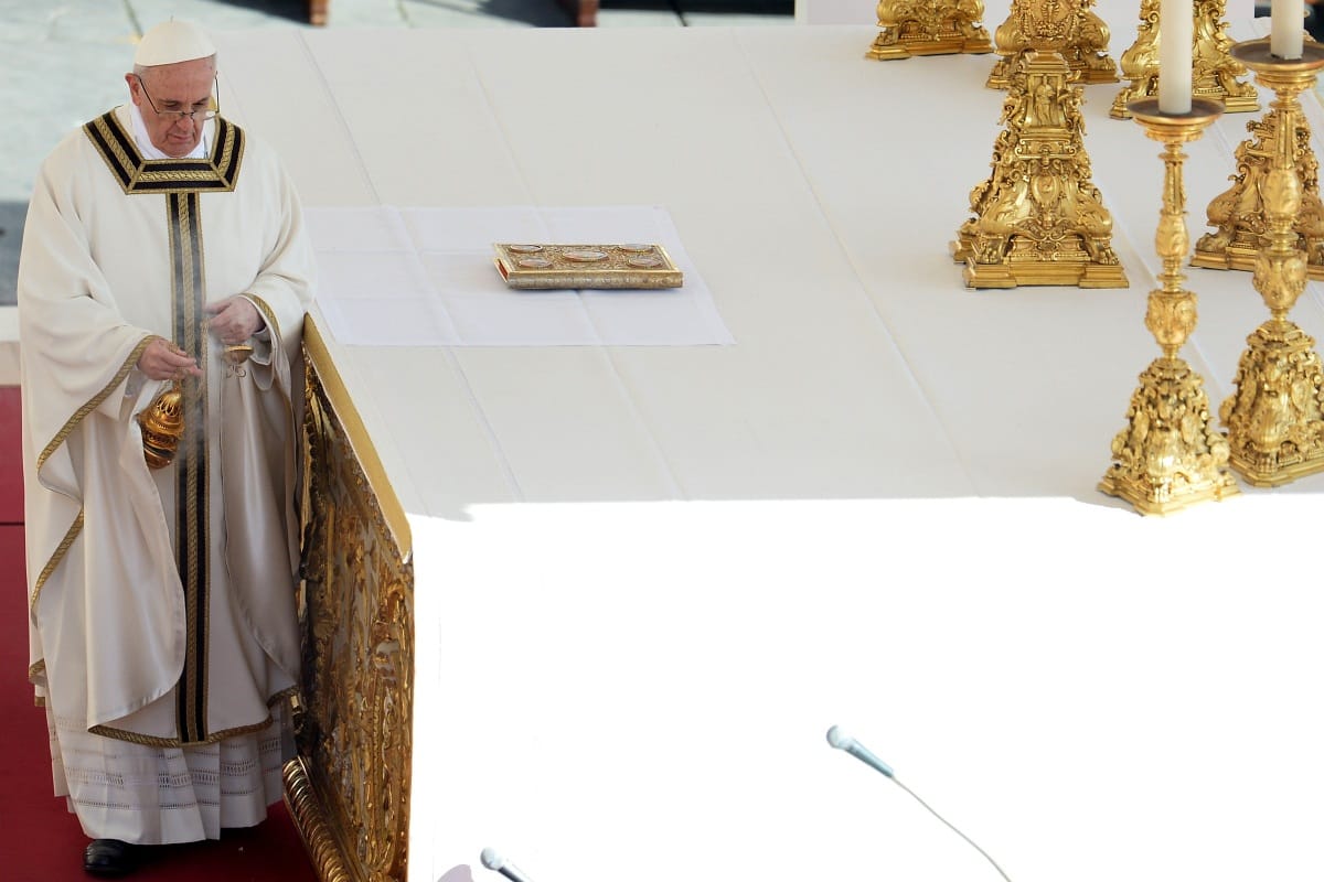 Négyszemközt beszélt Ferenc pápa XVI. Benedekkel