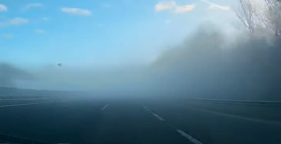 Újabb videón, mennyit láttak az autósok a vasárnapi tömegbaleset idején a ködben