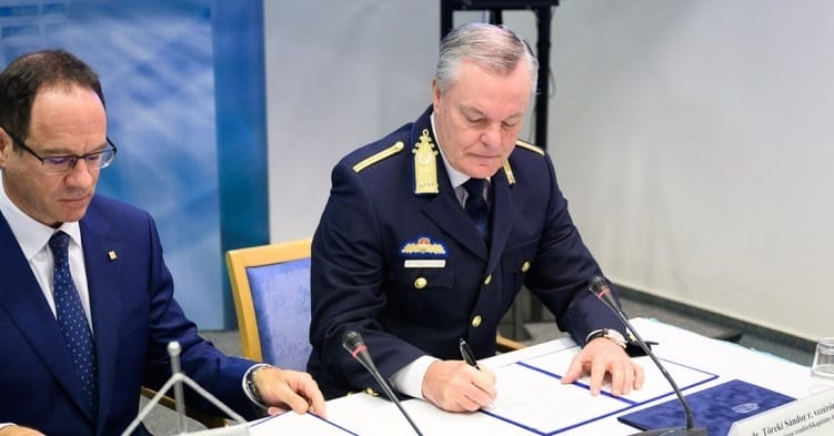 Összefogott a rendőrség és a CIB a banki csalók ellen