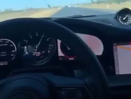 300-as tempónál kapott defektet a Porsche az autópályán – videó