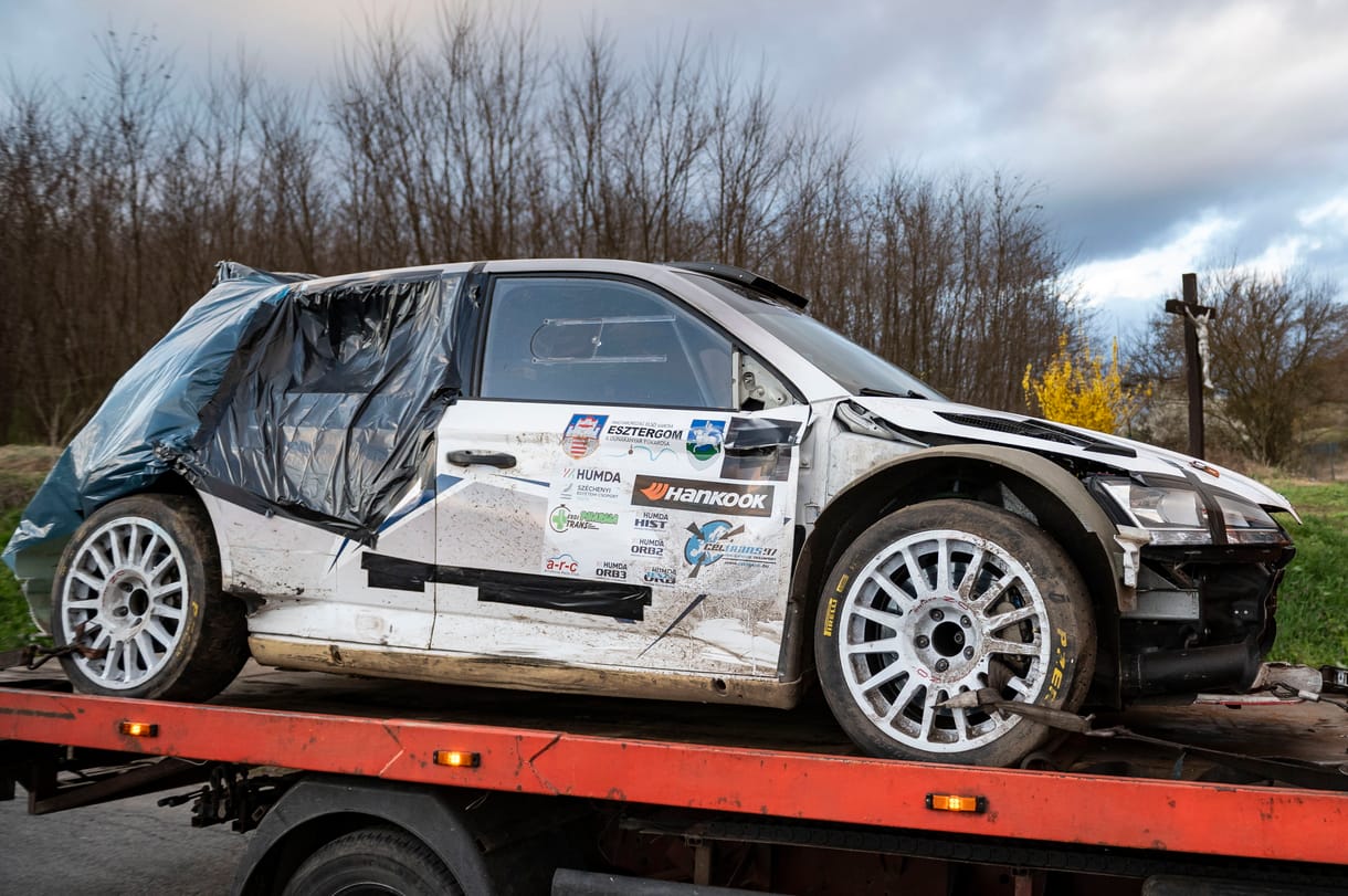Egy gyereket és egy felnőttet életveszélyes állapotban vittek kórházba a rallybaleset után - videó