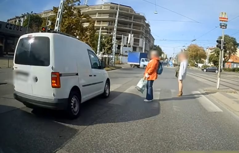 Lefagytak a gyalogosok a közöttük átszáguldó autóstól Zuglóban – videó